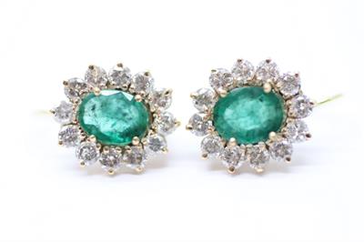 Zlaté náušnice s diamanty a smaragdy