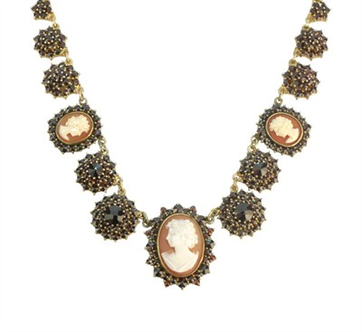 Stříbrný náhrdelník s granáty a kamejemi