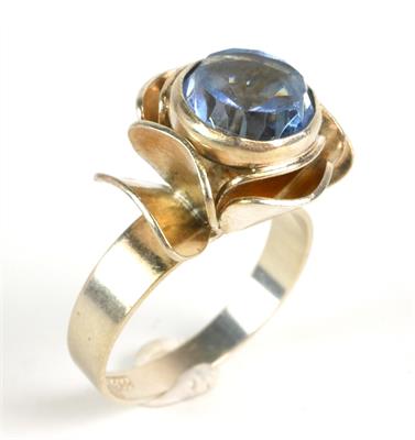 Stříbrný prsten s modrým kamenem