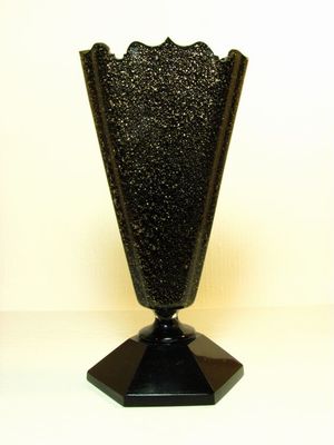 Hyalitová váza se zlatavou zatavenou drtí - biedermeier