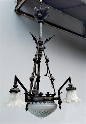 Neogoticky kovaný lustr