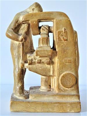 plastika dělníka u stroje, 50. - 70. léta