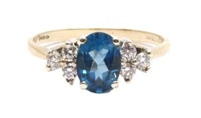 Zlatý prsten s diamanty a topazem