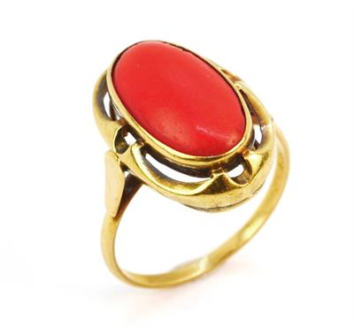 Zlatý prsten s korálem