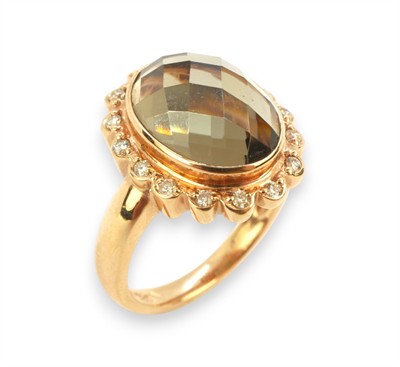 Zlatý prsten s kouřovým topazem a diamanty