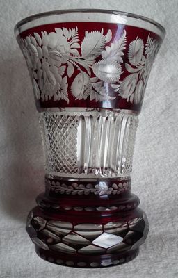 Váza - rubínové sklo.