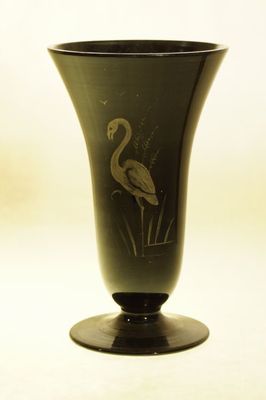 Vázička z hyalitového skla s asijským motivem plameňáka