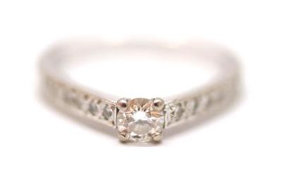 Zlatý prsten s diamanty