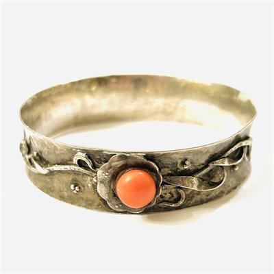 Stříbrný secesní náramek s červeným mořským korálem