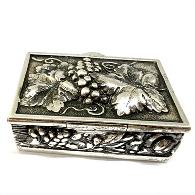 Miniaturní stříbrný box zdobený plastickým hroznem