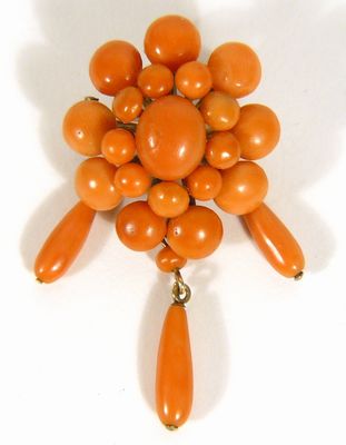 Brož z mořských korálů ve stylu biedermeier