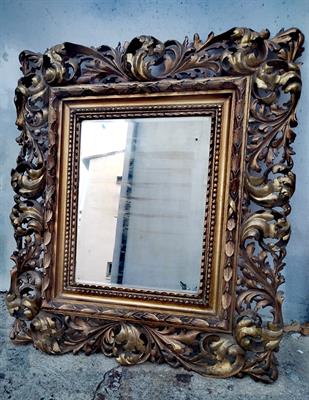 Bohatě vyřezáváné zrcadlo