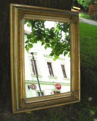 Zrcadlo se starožitným rámem