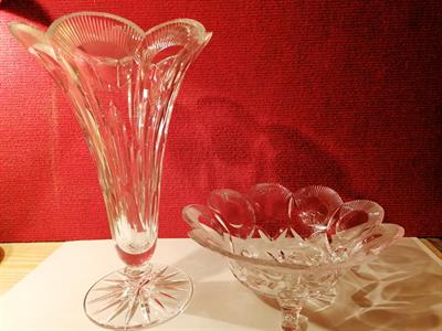 Broušená skleněná souprava - váza a mísa