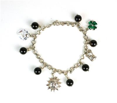 Stříbrný náramek s přívěsky a onyxy