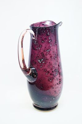 Džbán z ametystového skla se stříbřitou zataveninou