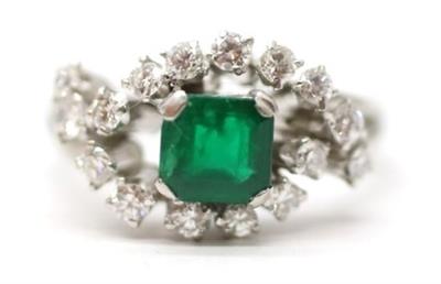 Platinový prsten s diamanty a smaragdem