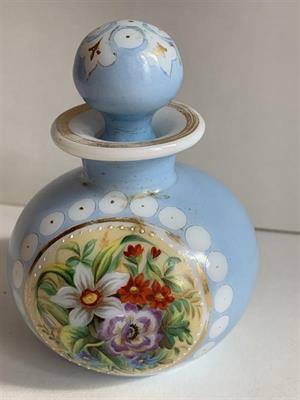 Flakon z  mléčného skla, s malovaný medailonkem květin