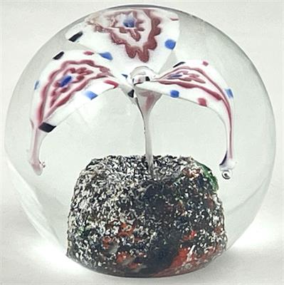 Těžítko s třemi květinami a stříbřitou základnou