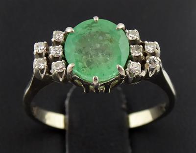 Zlatý prsten s přírodním smaragdem a 10 diamanty