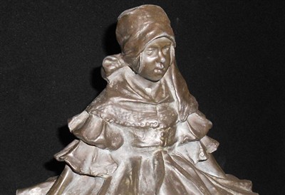 FRANTIŠEK ROUS - Krojovaná dívka sedící na truhle, bronz