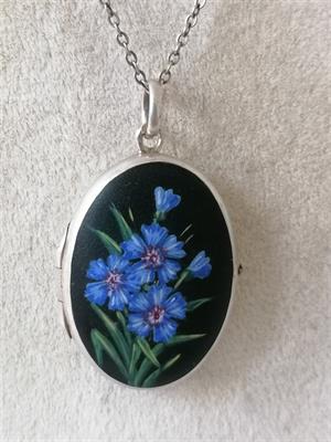 Stříbrný secesní náhrdelník s medailonkem Chrpy