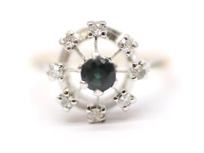 Zlatý prsten s diamanty a safírem