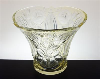 Bohatě broušená a rytá váza s citrínovou lazurou