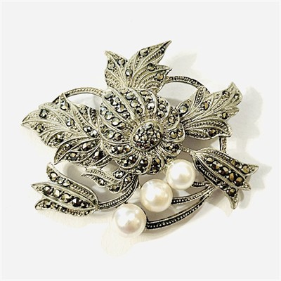 Stříbrná starožitná brož "květiny" s perlami a markazity