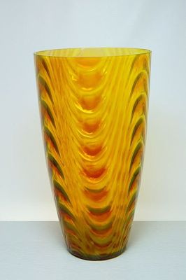 Ambrová váza s optickým dekorem, Pavel HLAVA