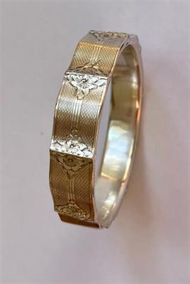 kruhový stříbrný náramek s gravírováním