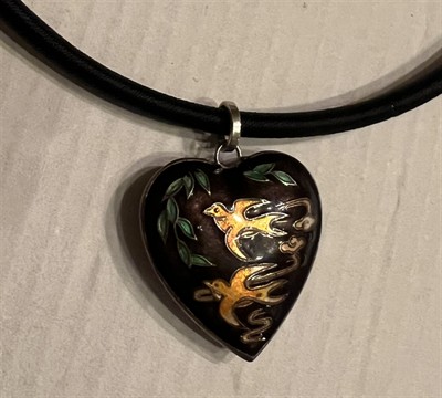 Stříbrný náhrdelník  ve tvaru srdce se smaltem