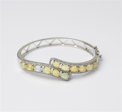 Stříbrný náramek s opály