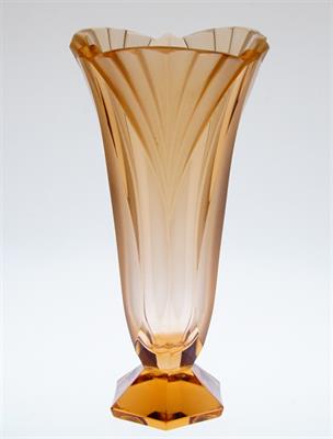 Vázička z rosalinového skla, styl Art - Deco Rudolf HLOUŠEK