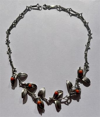 Florální náhrdelník s korálem