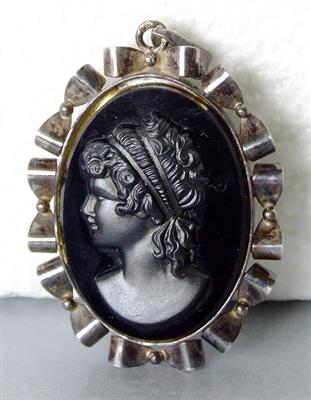 900 stříbrný přívěsek se skleněnou kameí, punc.