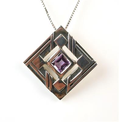 Stříbrný náhrdelník s fialovým kamenem