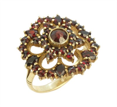 Stříbrný prsten s granáty