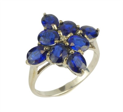 Zlatý prsten s modrými safíry a diamantem