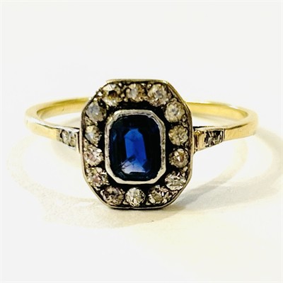 Zlatý art-deco prsten s diamanty a modrým safírem