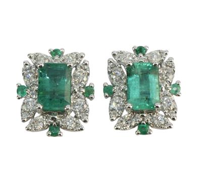 Zlaté náušnice s diamanty a smaragdy