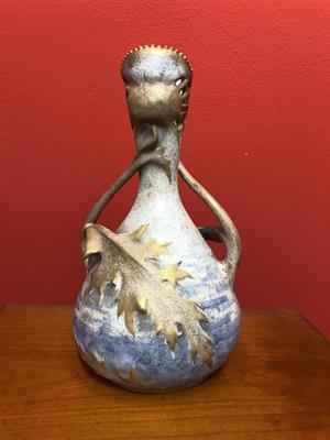 AMPHORA,TRNOVANY U TEPLIC, SECESNÍ VÁZA SE ZLATOU KVĚTINOU