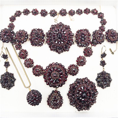 Luxusní granátová souprava