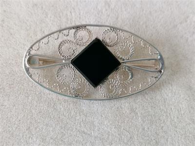 Stříbrná filigránová brož s onyxem