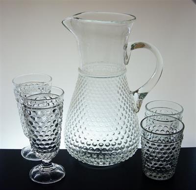 Velmi starý džbán se cvočkatým dekorem a dva páry sklenic