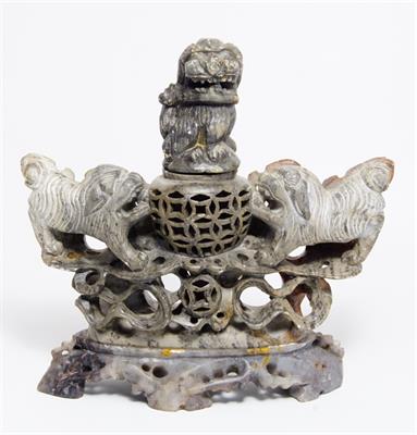 Bohatě řezaný kámen Mastek, ochránci chrámu psi FU 19. stol