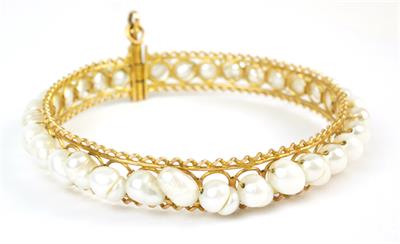 Zlatý náramek s perlami