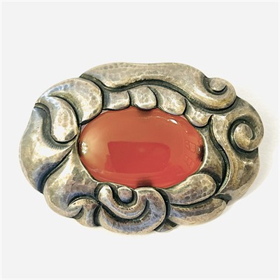 Stříbrná secesní brož s karneolem