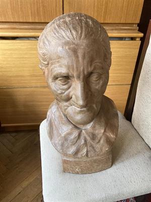 Stará žena, dřevěná busta