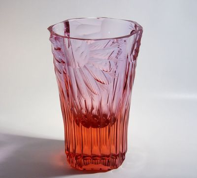 Masivní broušená váza - Royalitové sklo, Železný Brod